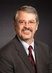 ˼ȫ򸱿Ӌϯg(sh)Lew Tucker